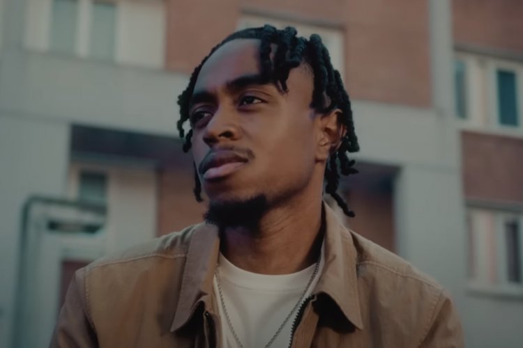 Bné se métamorphose avec le clip Boulot ! - CultActu