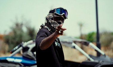 Kerchak poursuit l’ère « TRUE FORM » avec le clip de « Comment »